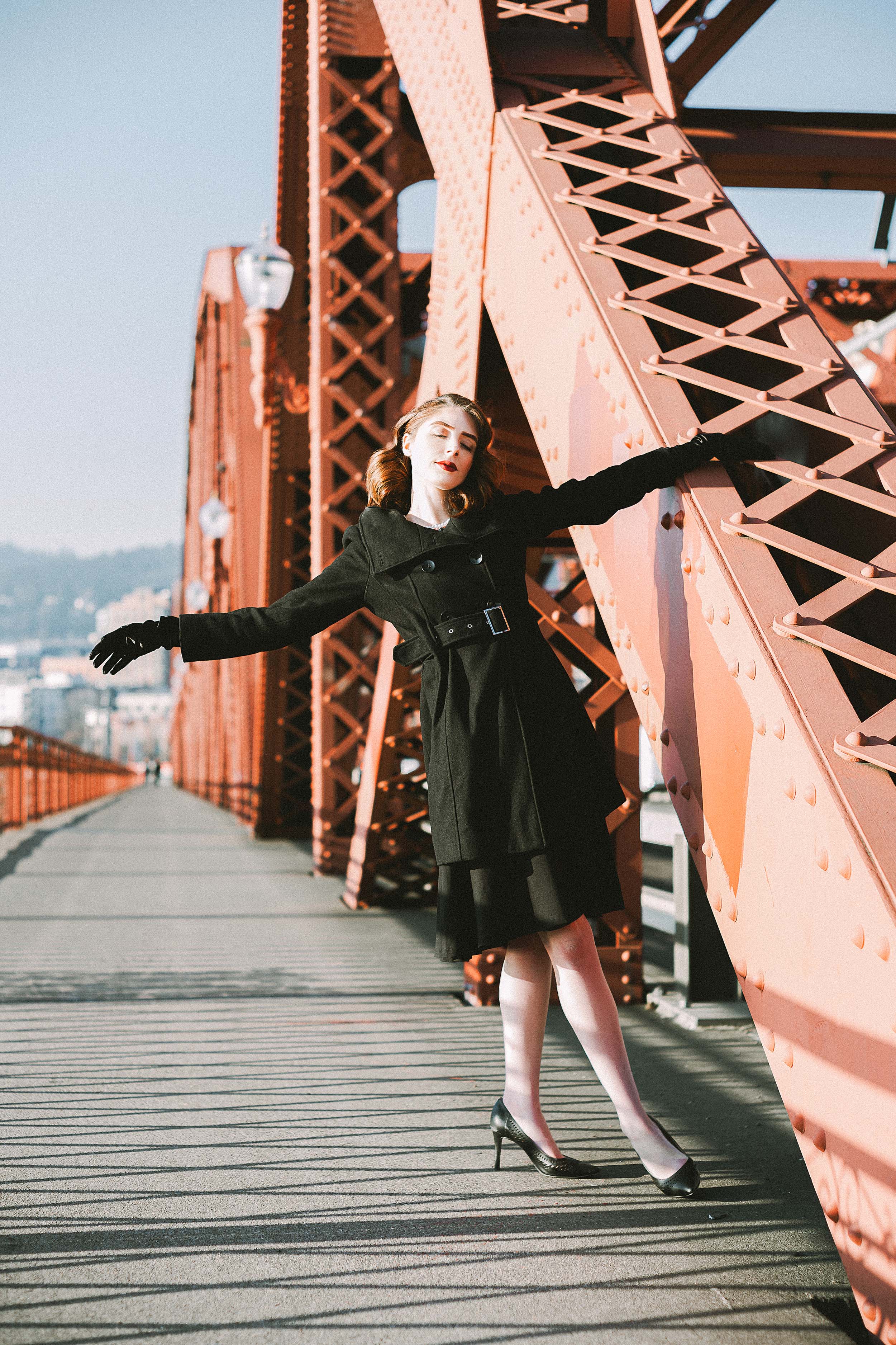Elegant and Romantic 40s-Inspired Portraits on the Broadway Bridge — photograph 10 of 23